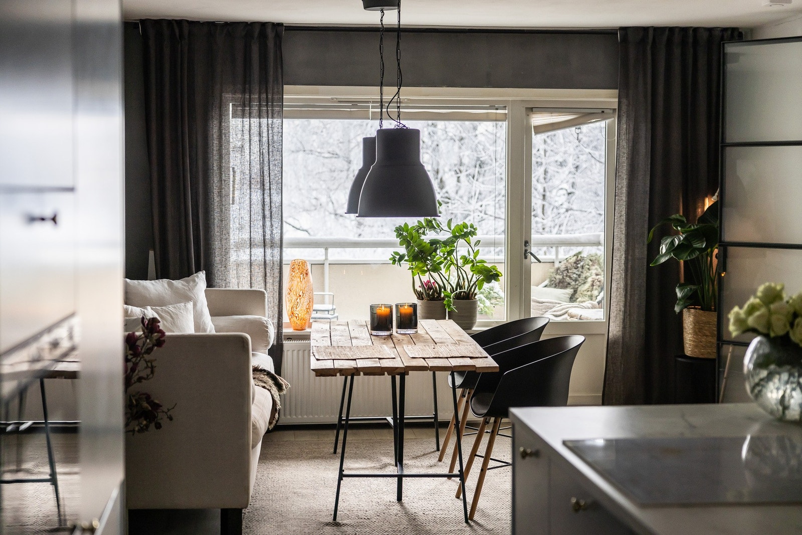 Stue med store vindusflater som gir rikelig med lys. Galleribilde