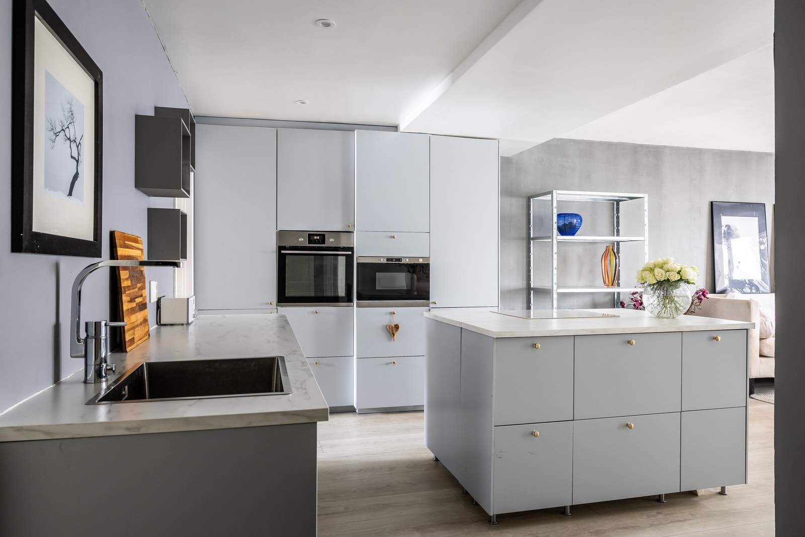 Pent kjøkken fra 2018; rikelig med skap og oppbevaringsplass. Galleribilde