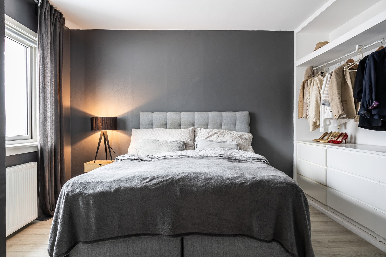 Rommet har god plass til både seng med tilhørende møblement, og garderobeskap. Galleribilde