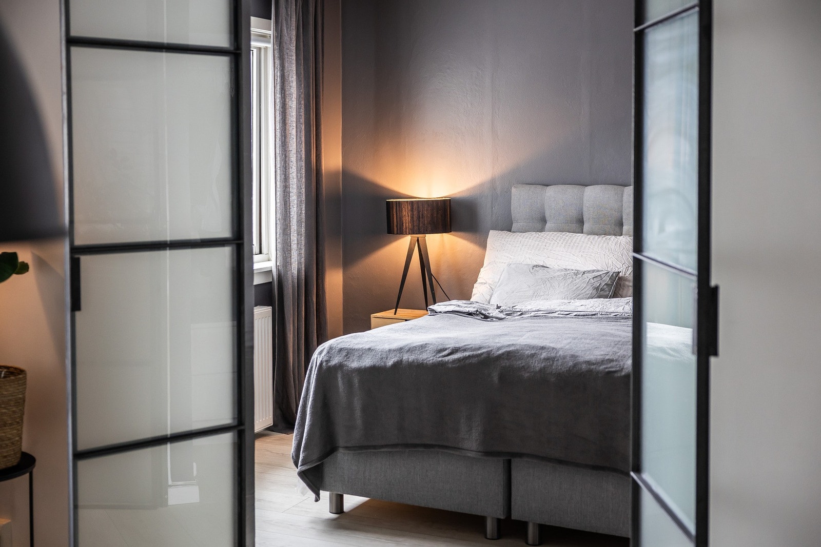 Adkomst til hovedsoverom fra stue. Galleribilde