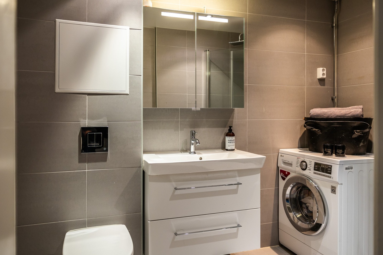 Pent og flislagt baderom som er totalrenovert i regi av aksjelaget i 2017. Galleribilde