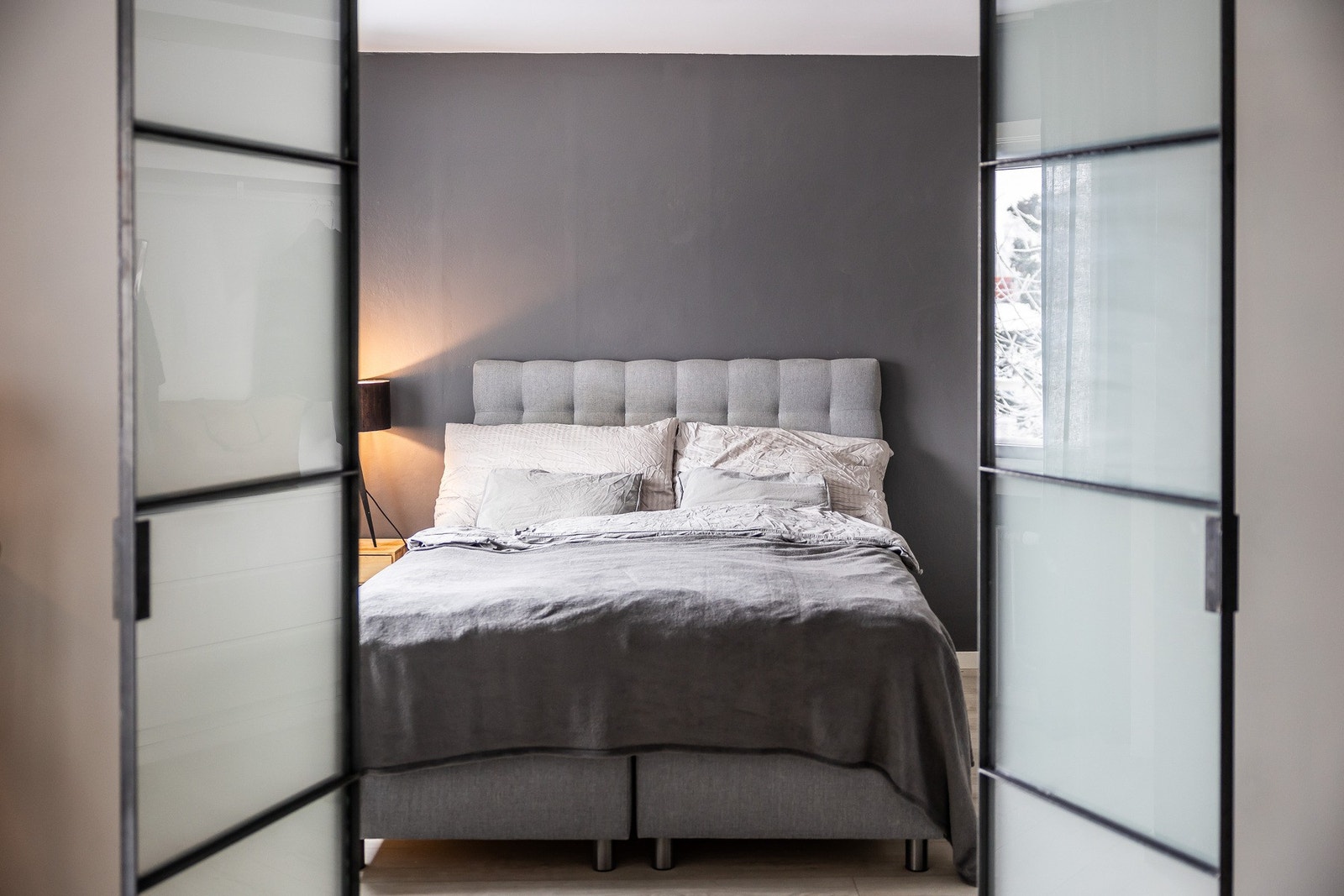 Stilige dører mellom soverom og stue. Galleribilde