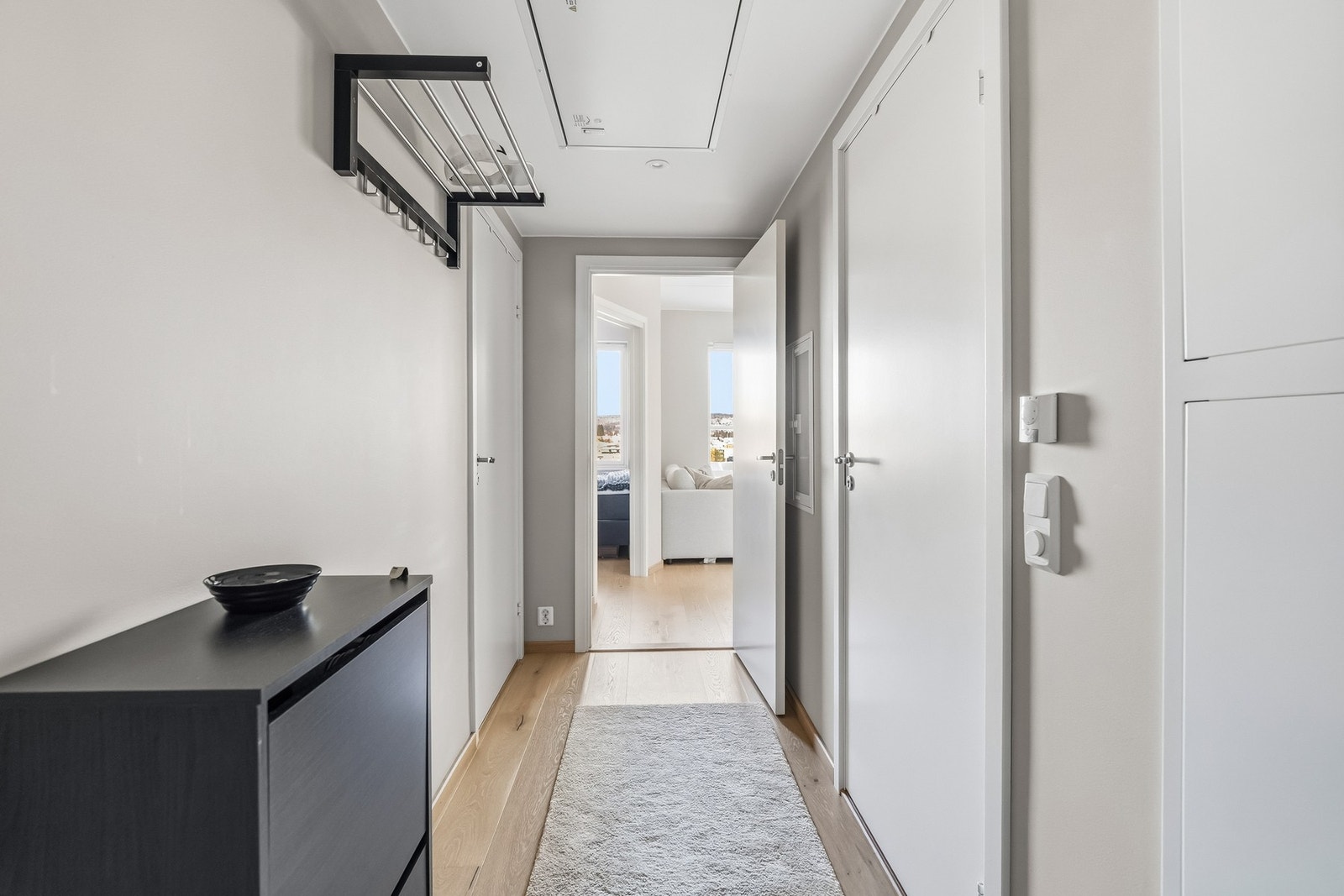 Innbydende entré med god plass til oppbevaring Galleribilde