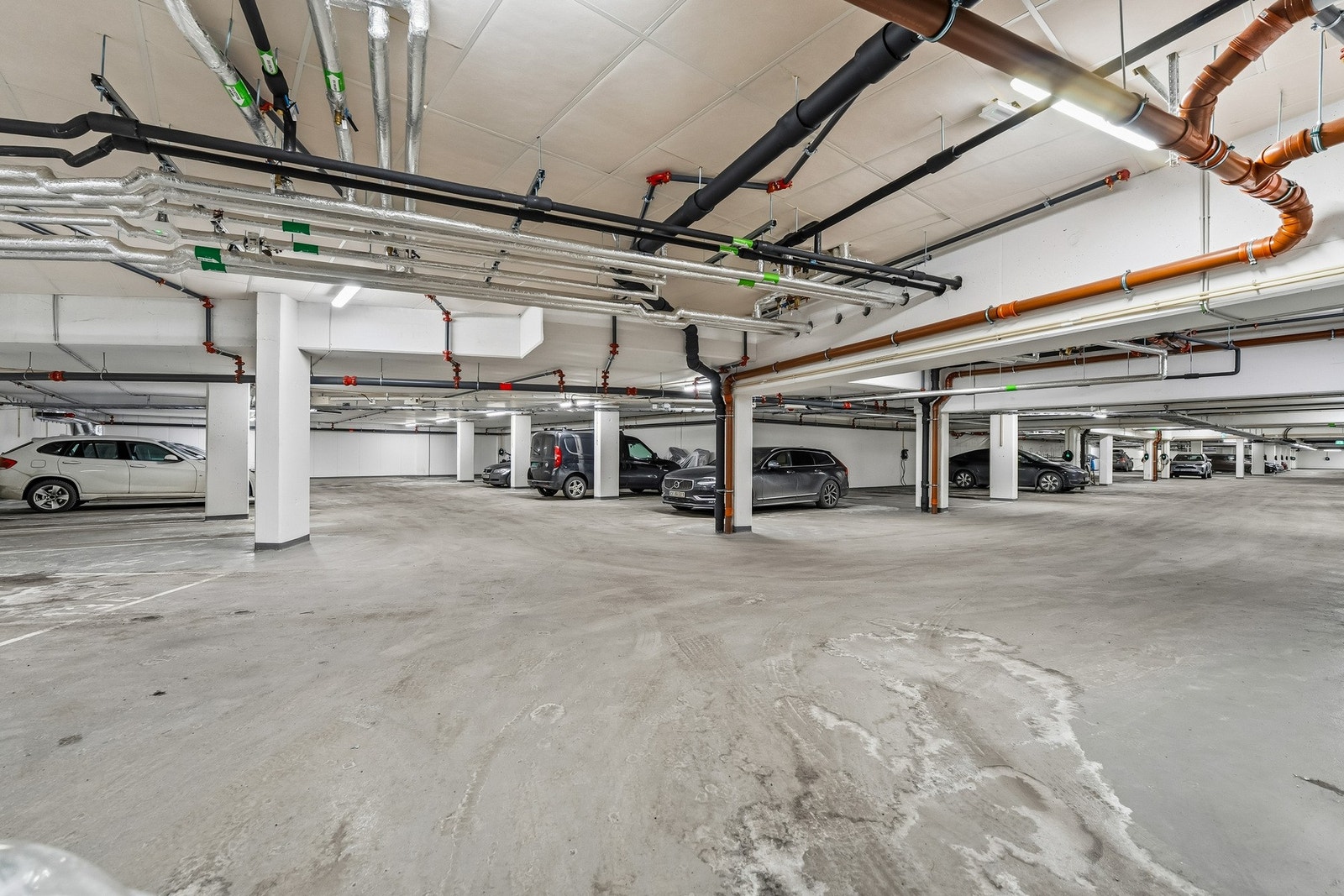 Selger leier per dags dato parkeringsplass til kr. 1 200,-/ mnd. Det er mulighet for kjøp av garasjeplass (forutsatt ledige plasser) til kr. 375 000,- + omkostninger. El-bil lader er inkludert Galleribilde