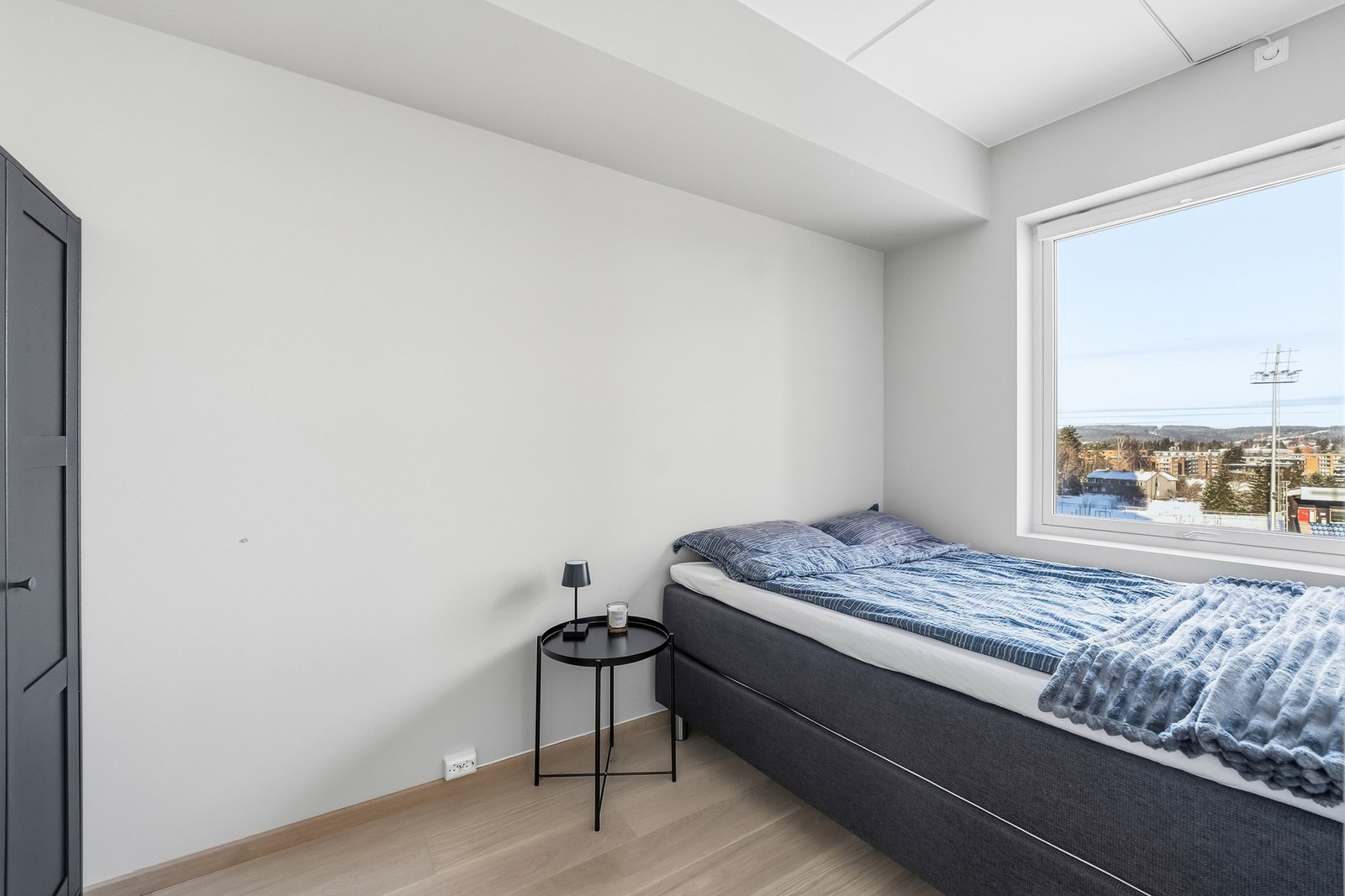 Soverommet har store vindusflater som slipper inn godt med dagslys Galleribilde