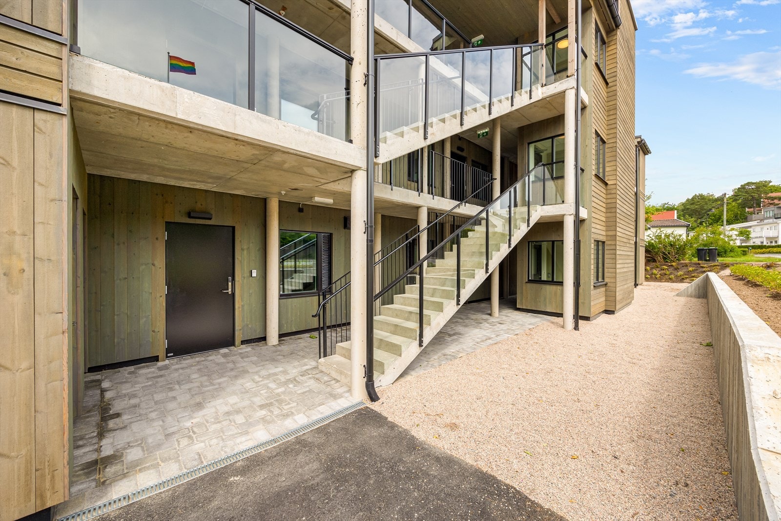 Inngang til leiligheten i første etg. Trappeløp opp til 2 og 3 etasje. Galleribilde