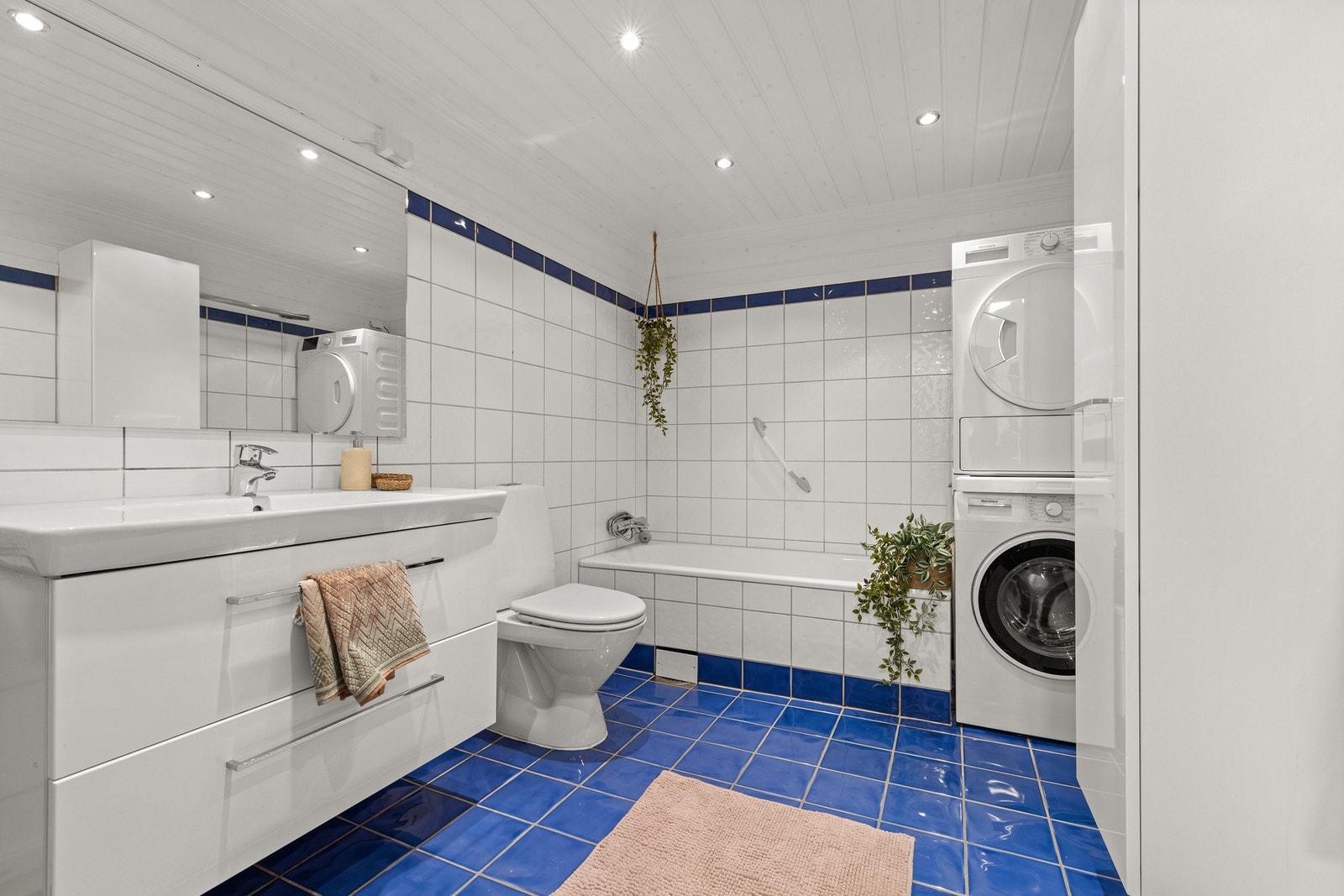 Bad med god plass og tilrettelagt for vaskemaskin Galleribilde