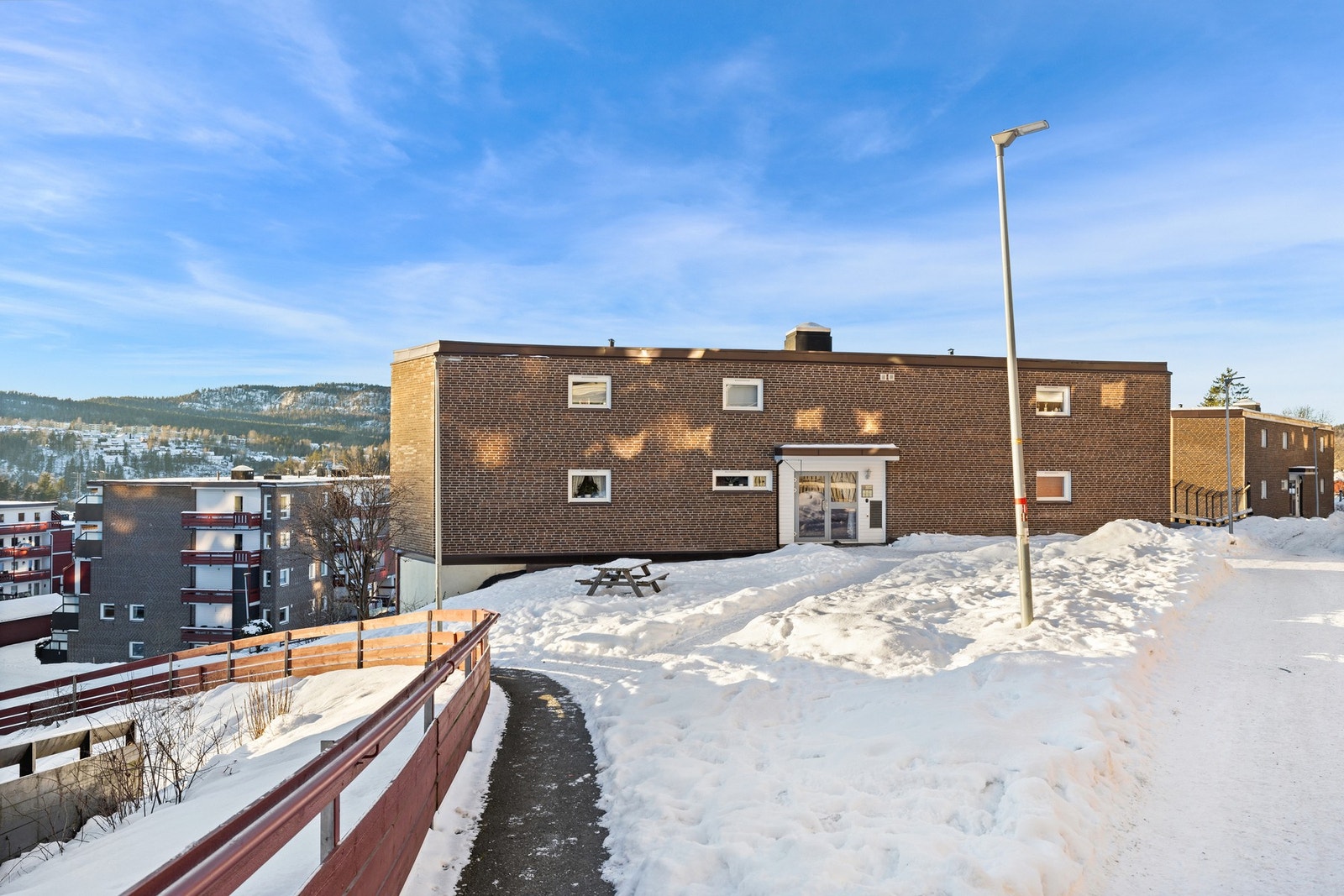 Inngangsparti på blokkens bakside. Galleribilde