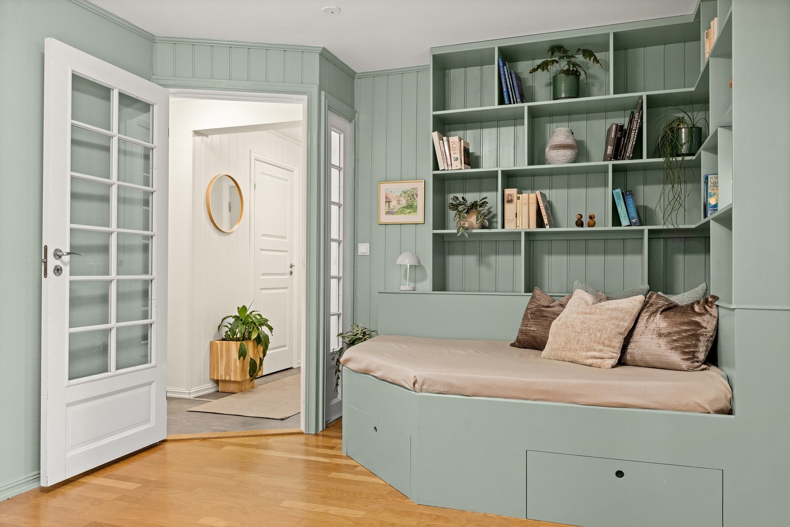 Hyggelig day-bed løsning gir leiligheten et ekstra lunt og koselig oppholdsrom Galleribilde