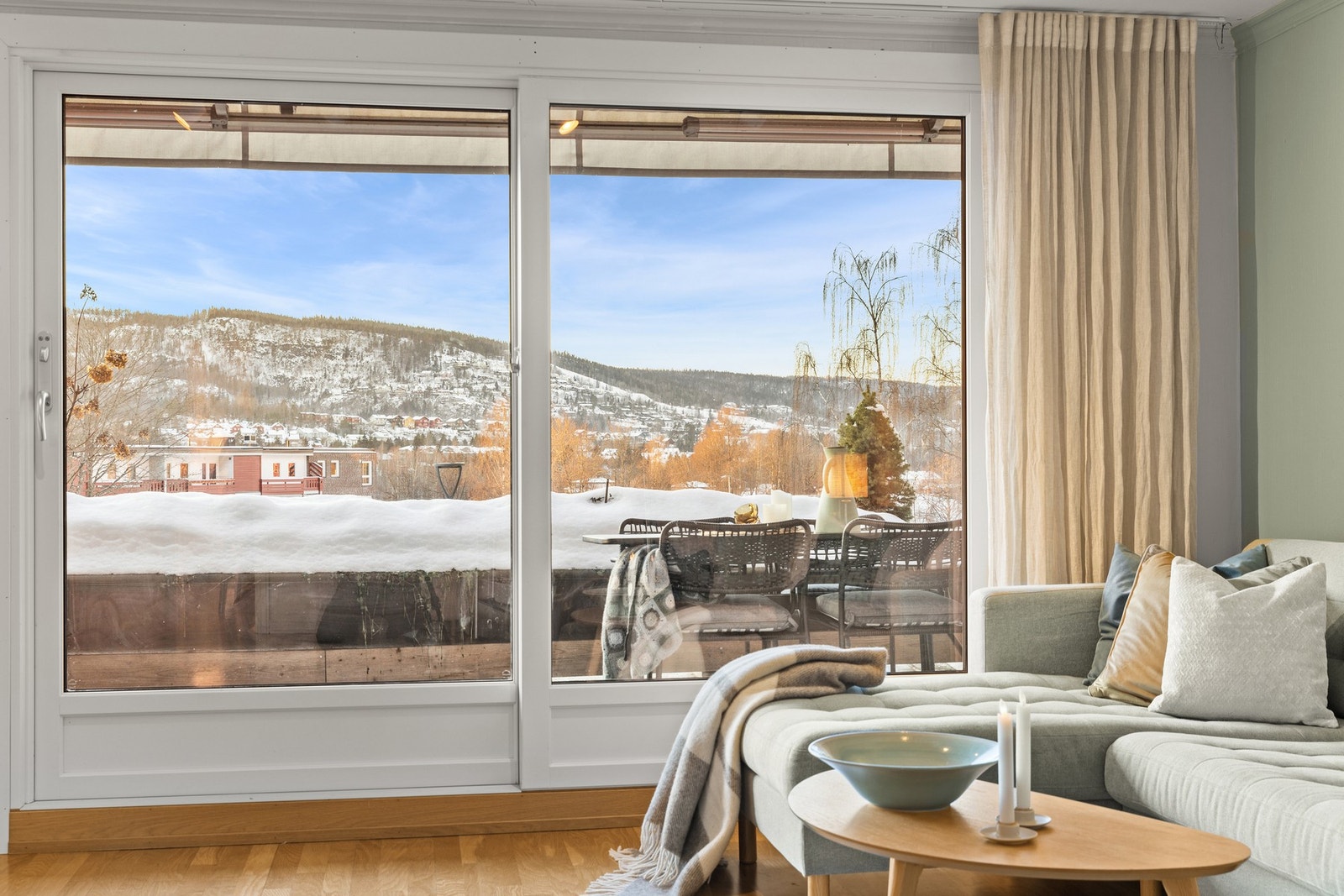 Lys og romslig stue med store vindusflater og utgang til balkong. Galleribilde