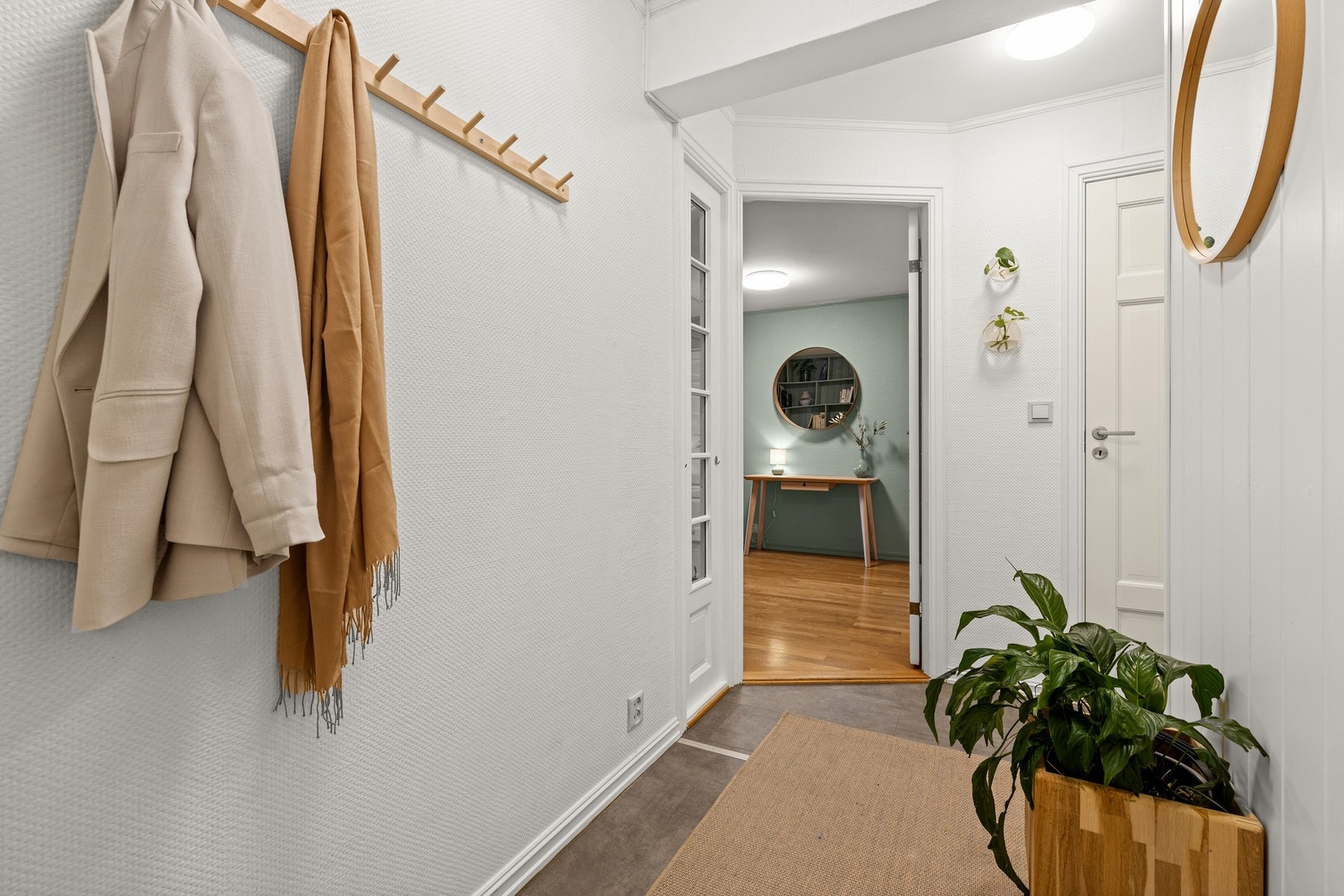 Lys og ryddig entré med god plass til yttertøy Galleribilde