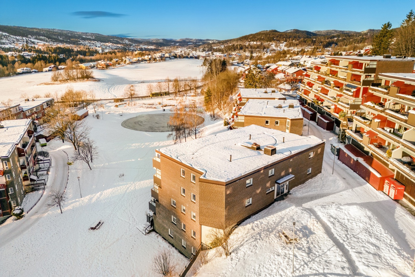 Kort vei til garasjeanlegget som ligger i kjelleren på naboblokken. Galleribilde