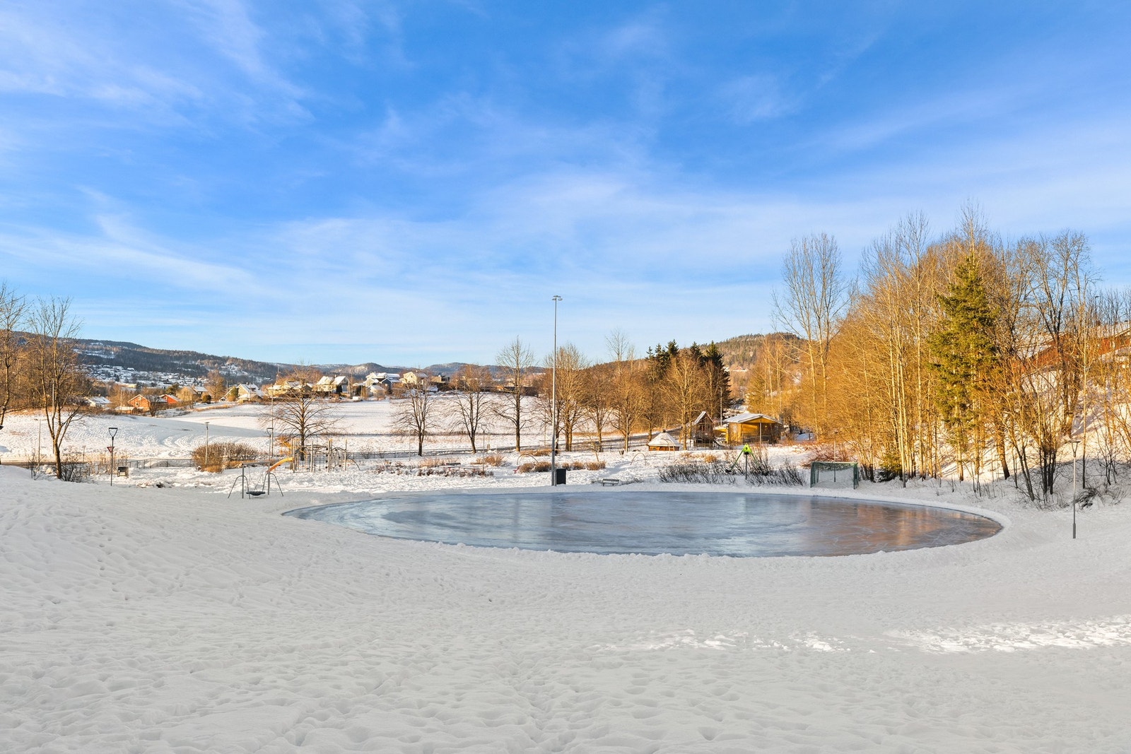 På vinterstid blir fotballbanen omdannet til skøytebane. Galleribilde