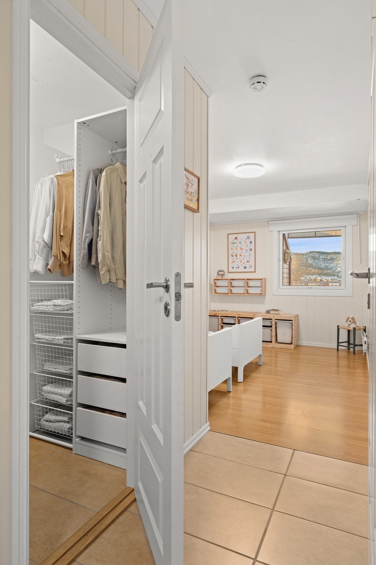 Hovedsoverommet har inngang til egen garderobe. Galleribilde