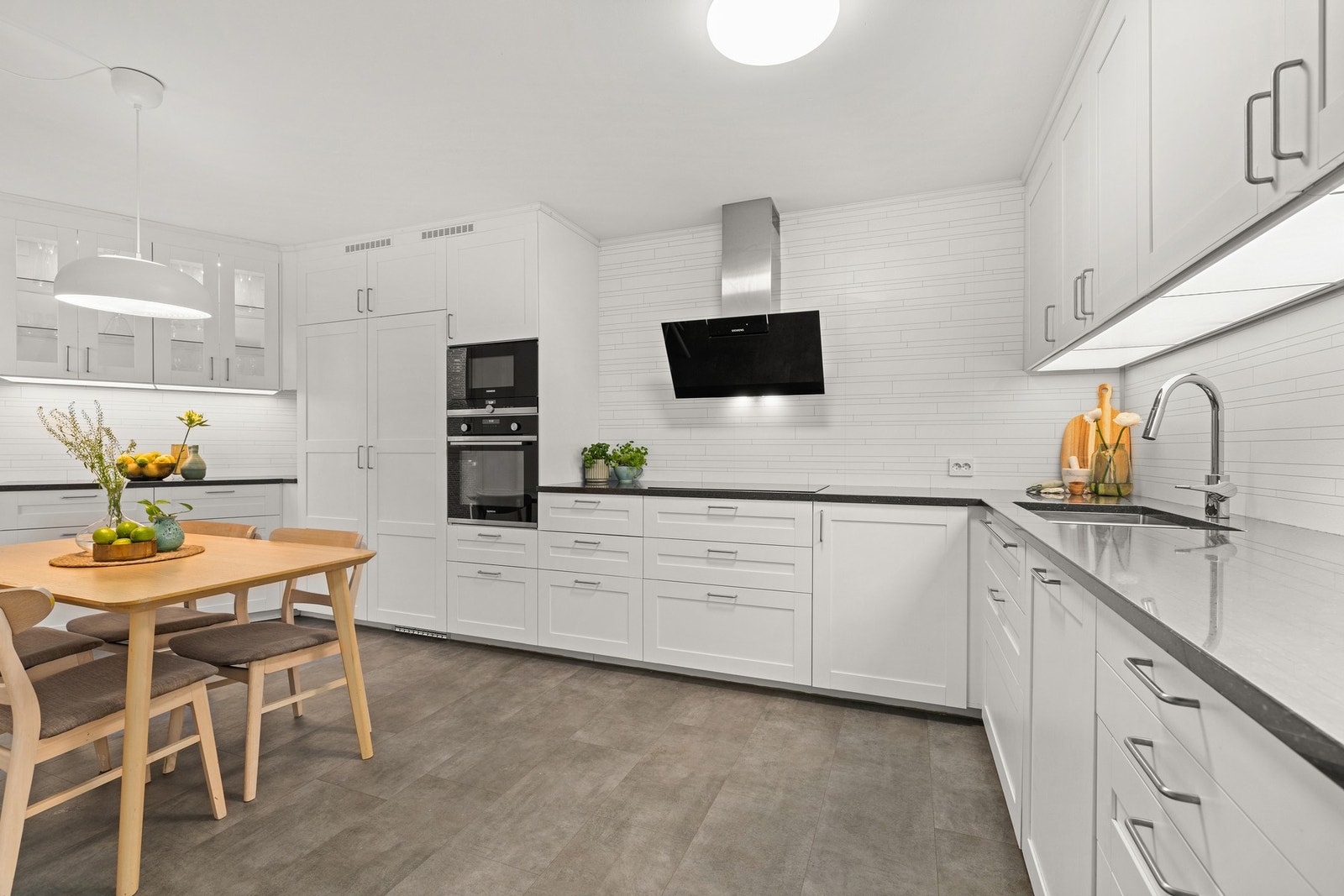 Moderne kjøkken fra 2021 med god benkeplass og integrerte hvitevarer. Galleribilde