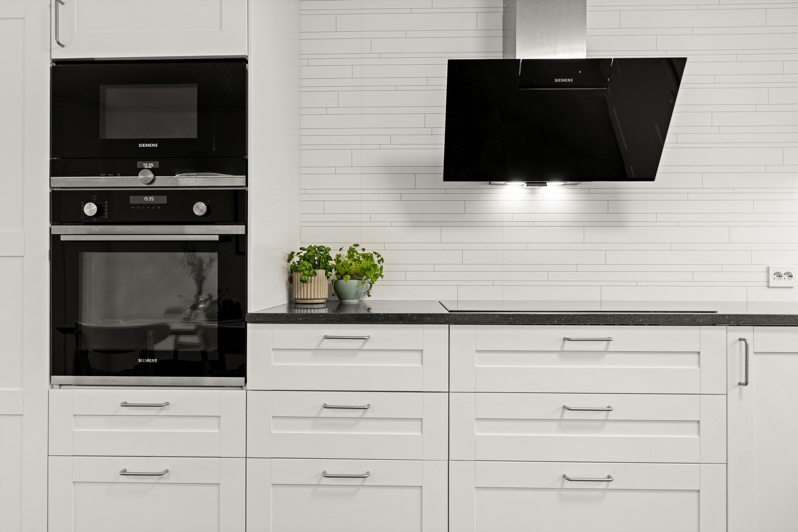 Det romslige kjøkkenet har godt med benke og skap plass. Galleribilde