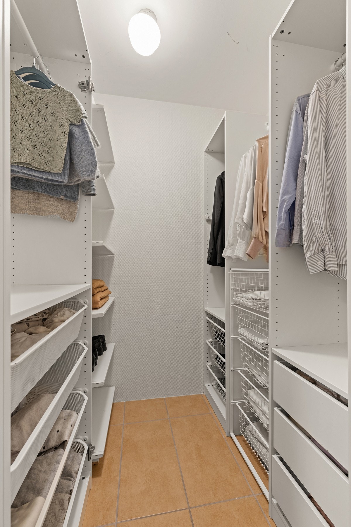 Den praktiske garderoben har godt med lagring i hyller og skap. Galleribilde