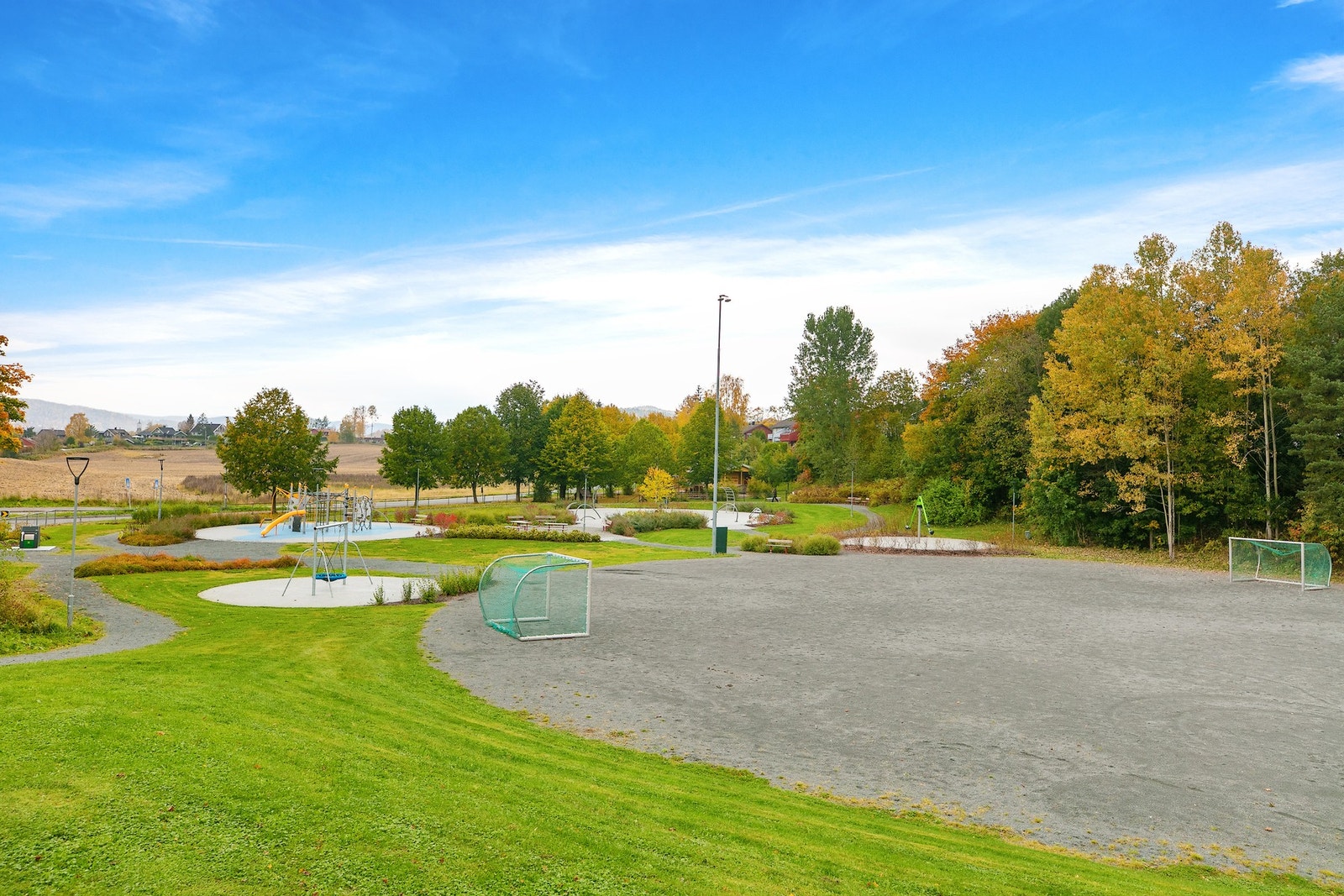 Fotballbane og lekeplass rett utenfor på blokken. Galleribilde