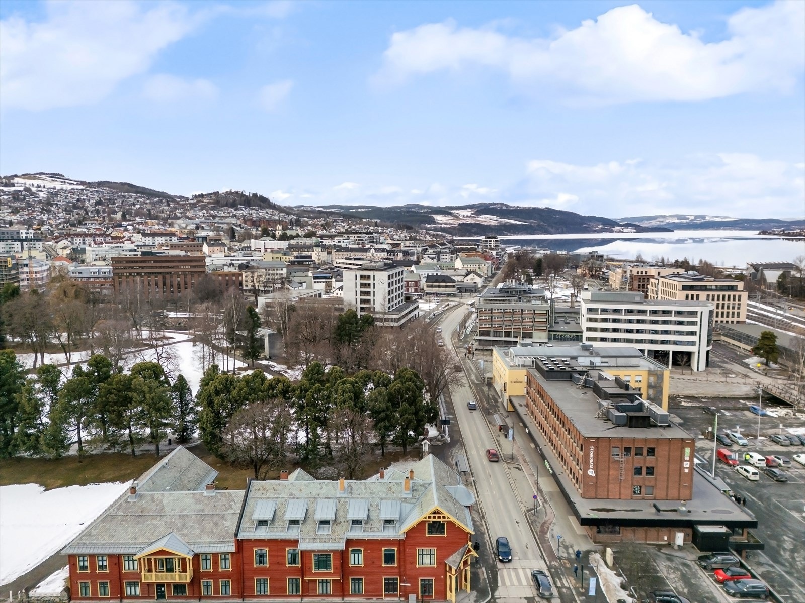 Kort veg til Innlandets største kjøpesenter CC Gjøvik, skysstasjon, restauranter, Storgatas butikker, barnehager, skoler, NTNU og strandpromenade. Galleribilde