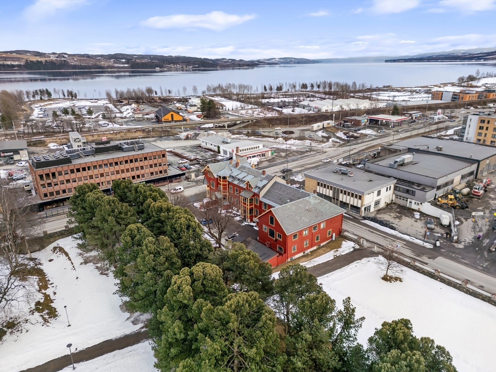 Eiendommen Sandsgården ligger ved Gjøvik Gård. Sandsgården ligger inntil et større parkanlegg. Galleribilde