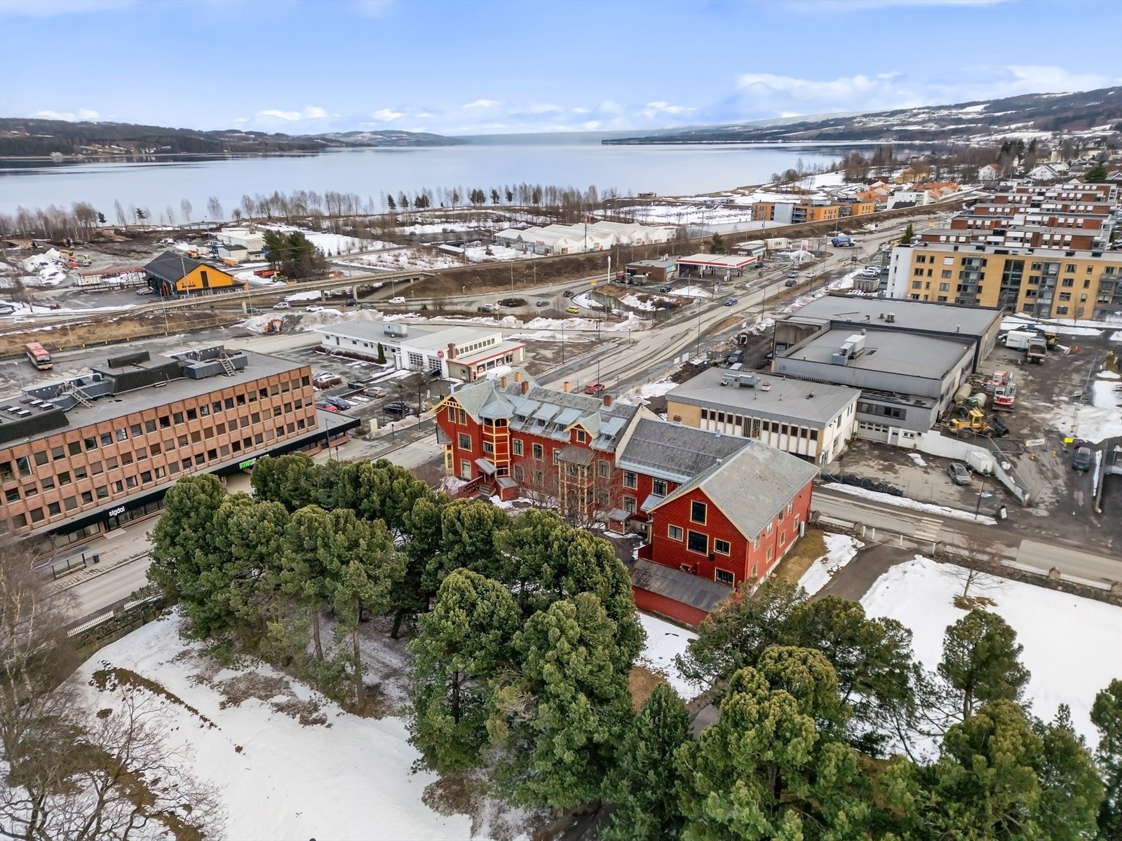 For de som verdsetter utendørsaktiviteter, er marka ovenfor byen et paradis av turstier og skiløyper. Galleribilde