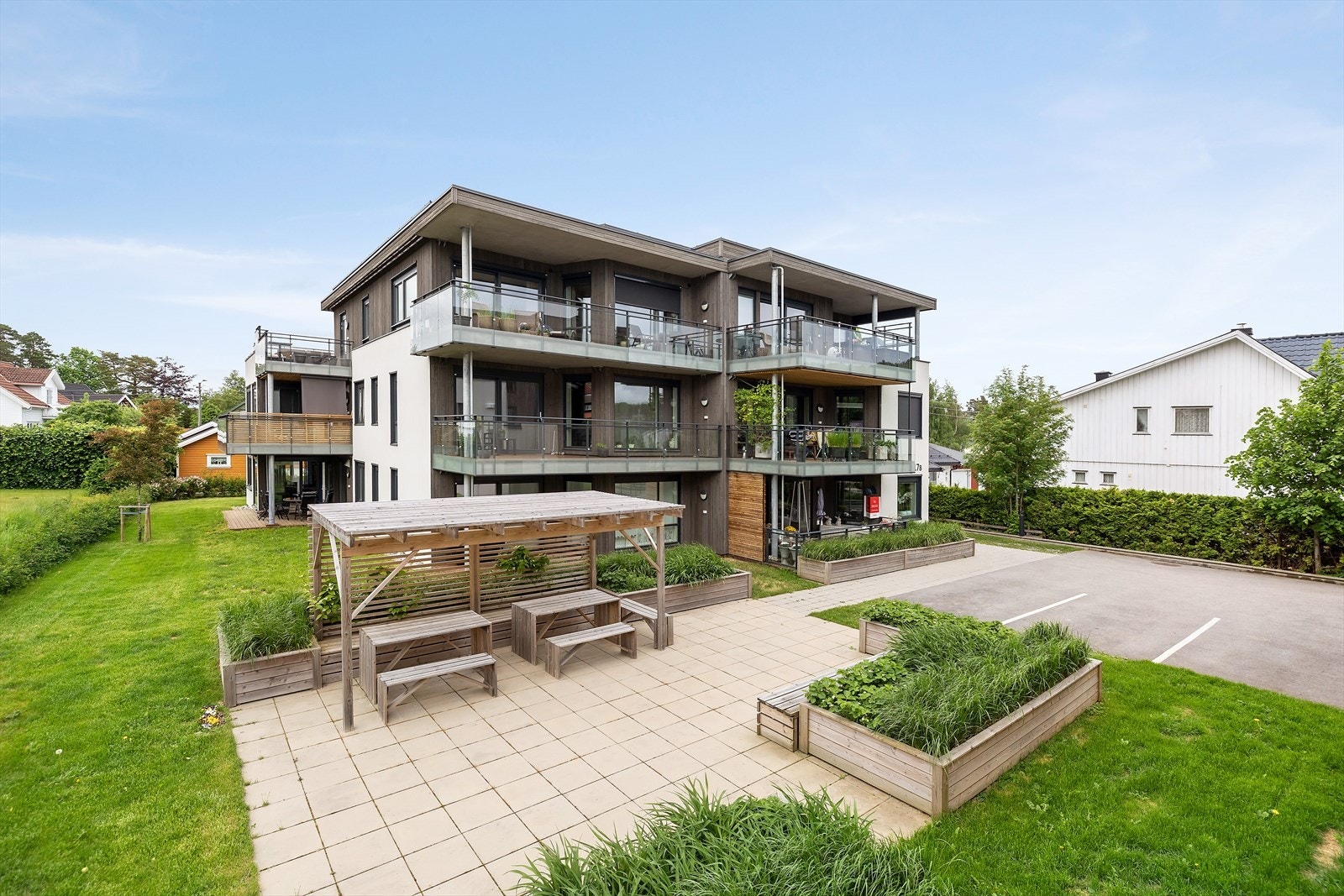 Borettslaget består av 16 andesboliger, fordelt på 2 bygg Galleribilde