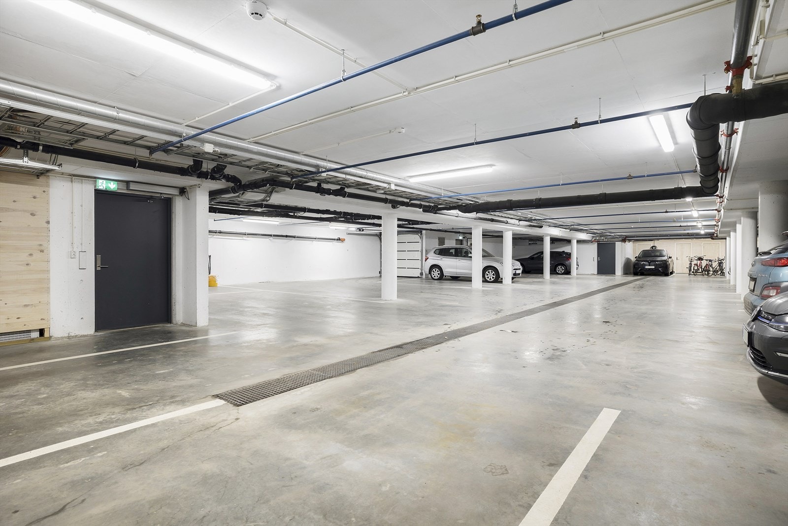 Flott garasjeanlegg med sykkelparkering og lademuligheter. Denne leiligheten har plassnr. 6 Galleribilde