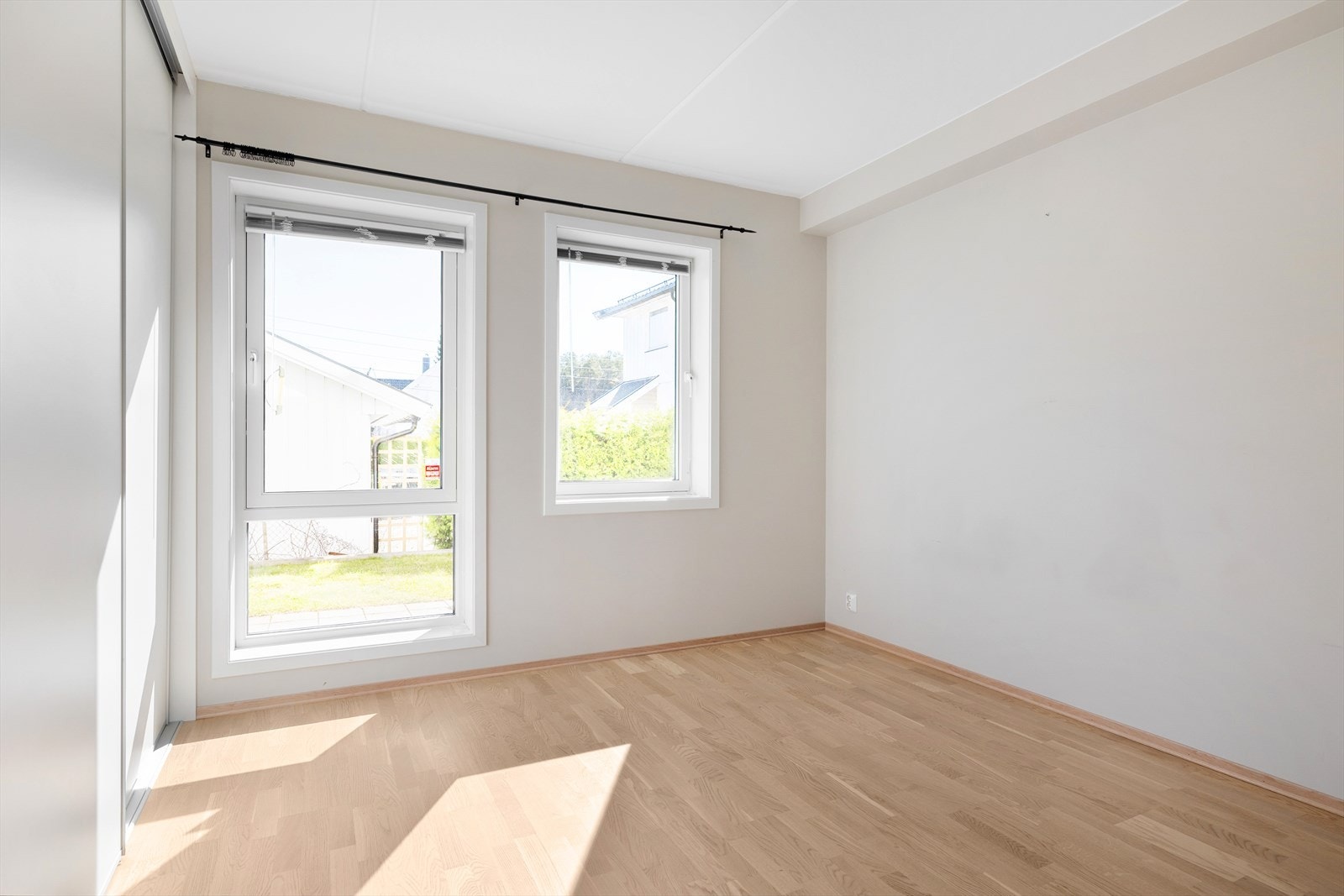 Soverom med godt lysinnslip Galleribilde