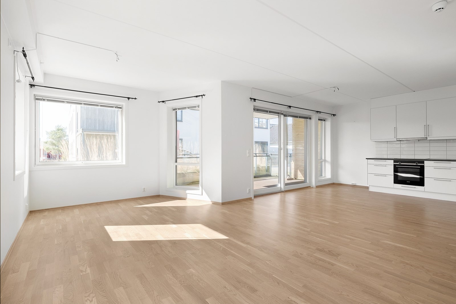 Romslig stor stue med utgang til terrasse Galleribilde