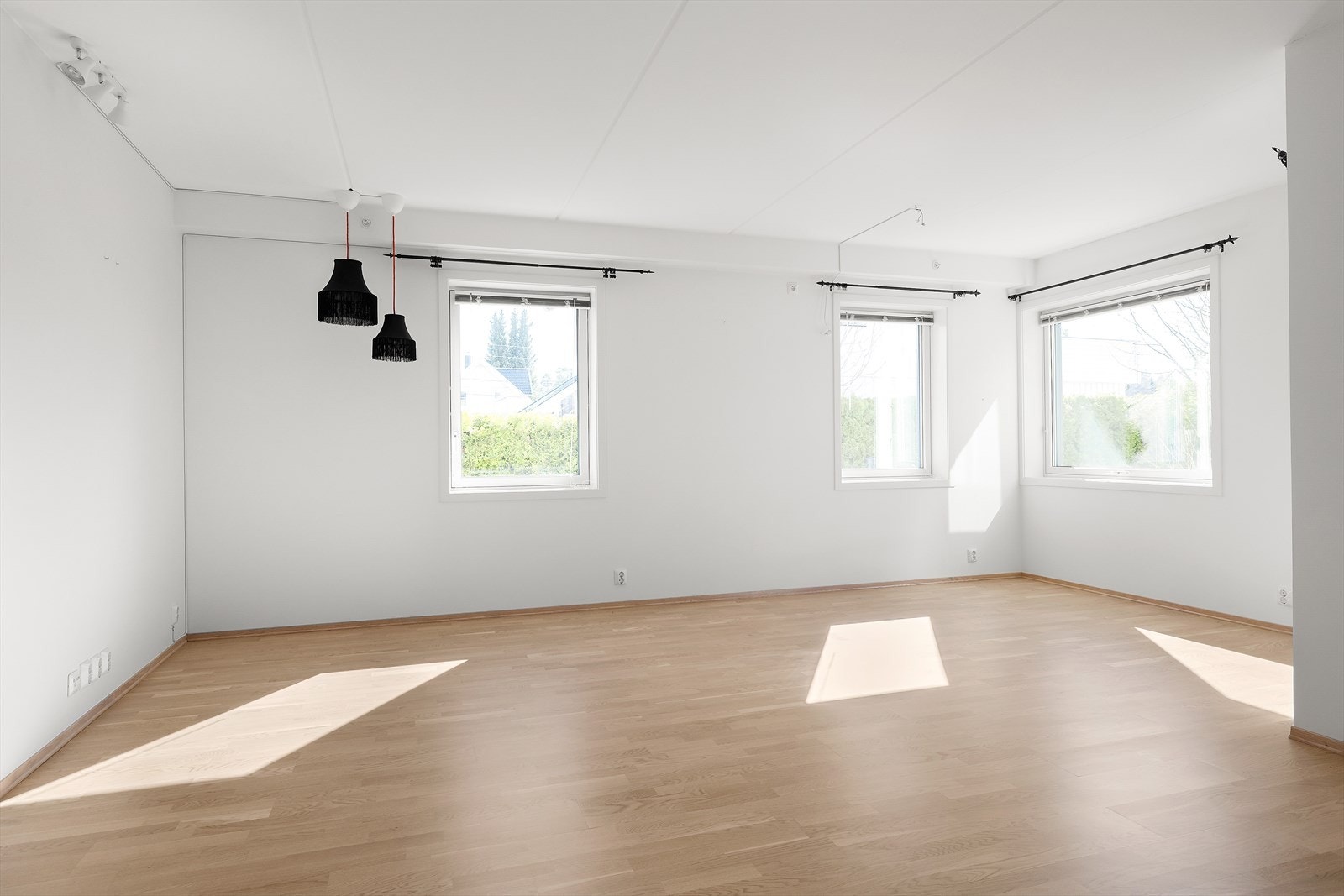 Stue med plass til stor tv på veggen. Galleribilde