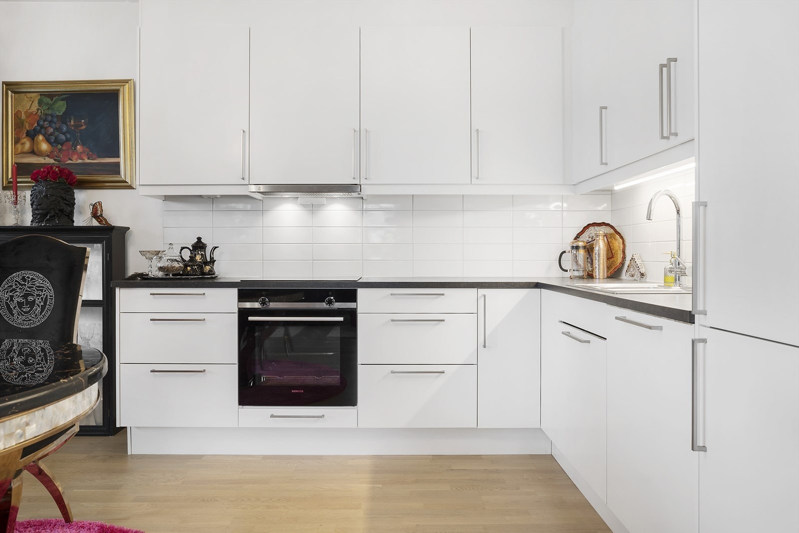 Det er godt med skapplass og flisene mellom kjøkkenbenken og overskap gjør renholdet enkelt Galleribilde