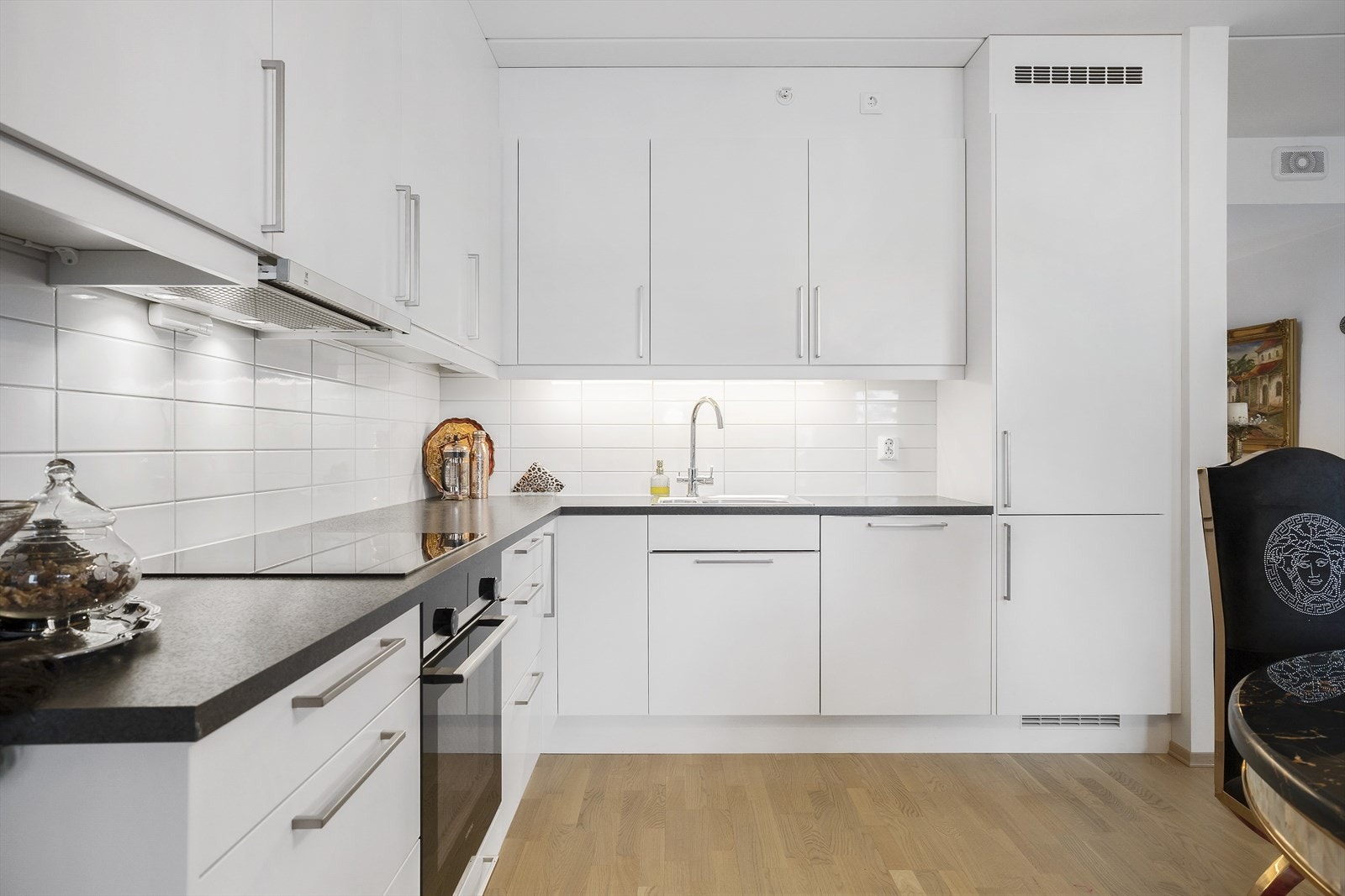 Stue og kjøkken er i åpen løsning Galleribilde