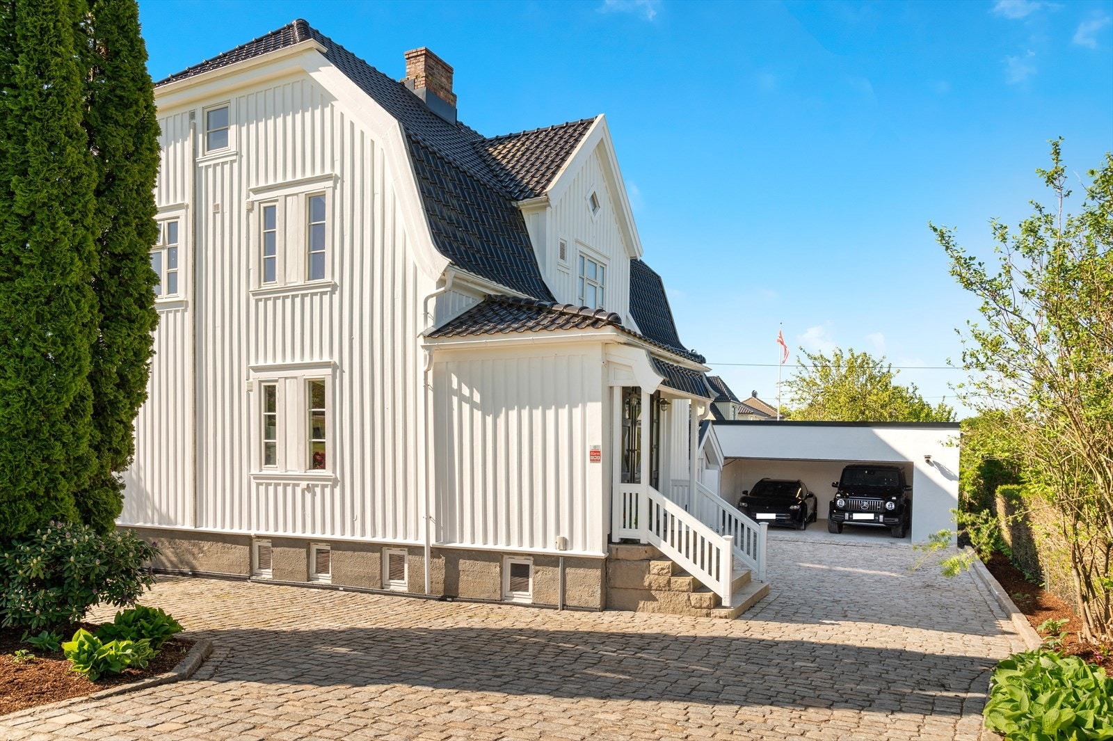 Ny garasje og god plass til parkering på eiendommen. Galleribilde