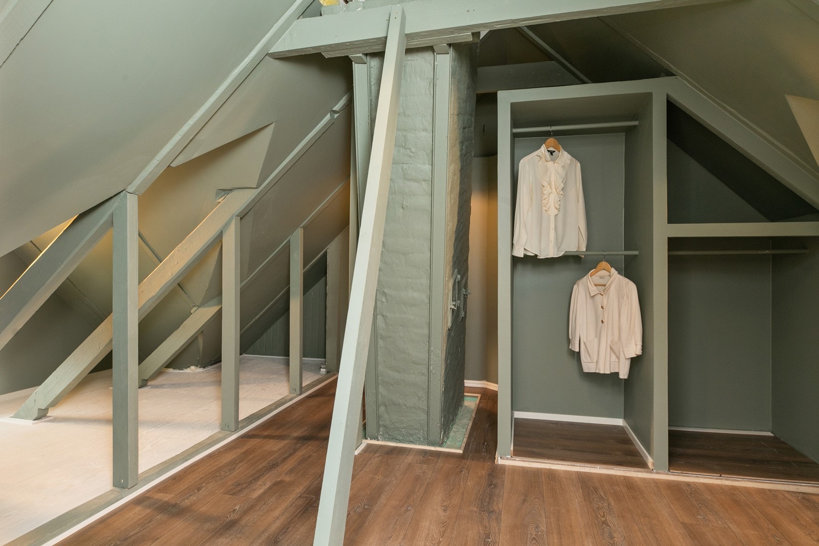 Dette er idag en bod innredet som et walk inn closet. Galleribilde