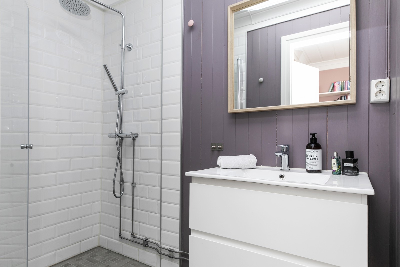 Bad tilknyttet soverommet med balkong. Galleribilde