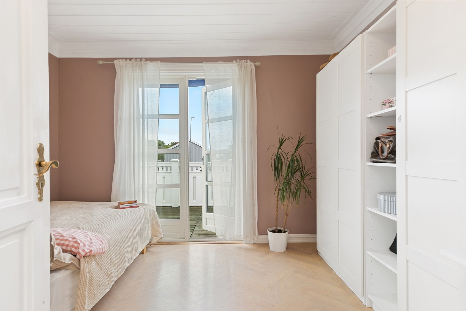 Flott soverom med utgang til balkong på ca 9kvm. Galleribilde