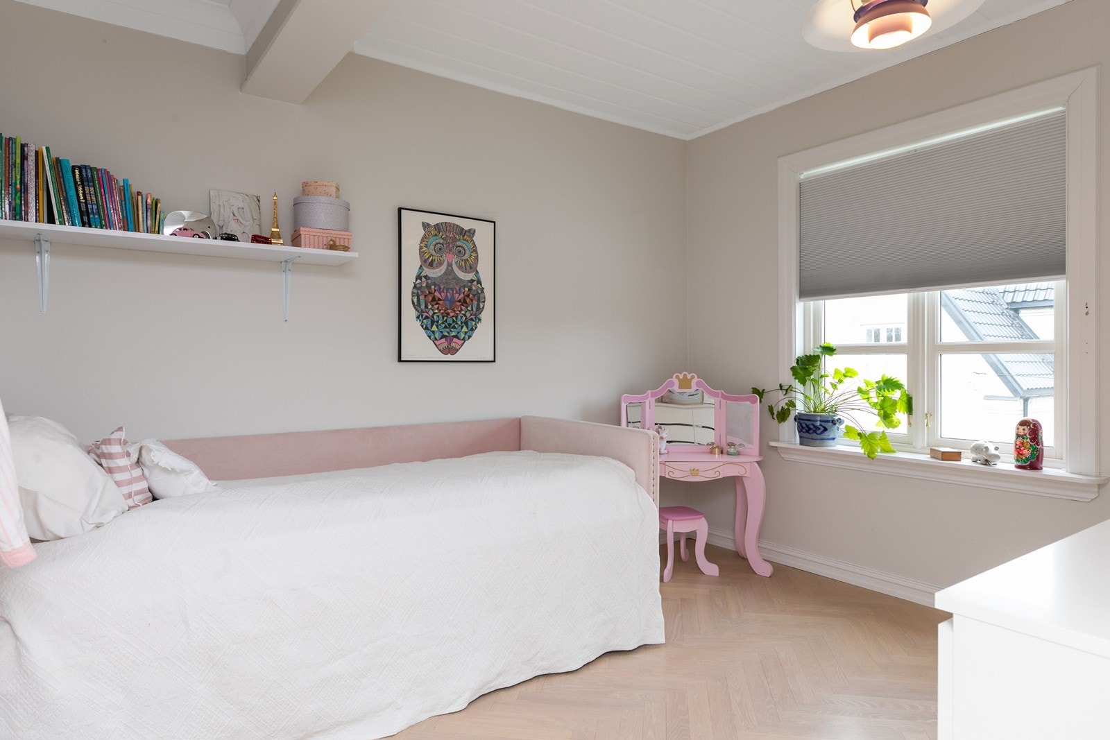 Koselig soverom med plass til dobbeltseng og garderobe. Galleribilde