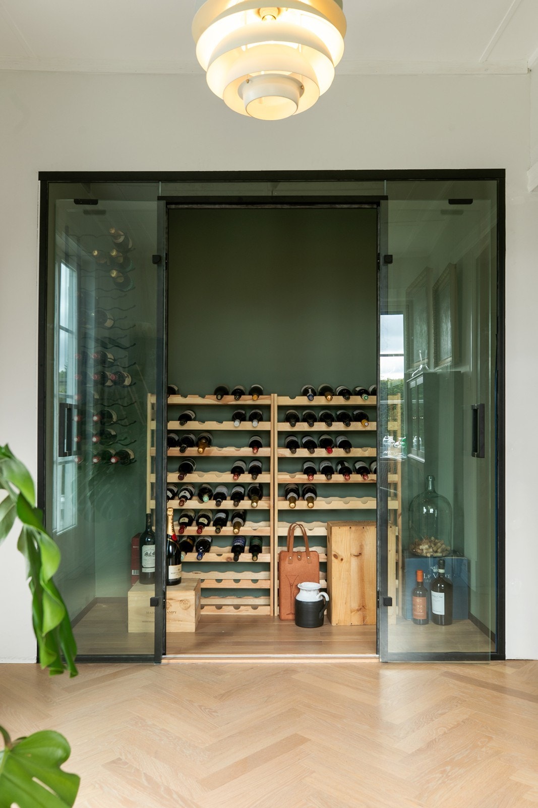 Elegant vinrom med tilgang fra stue Galleribilde