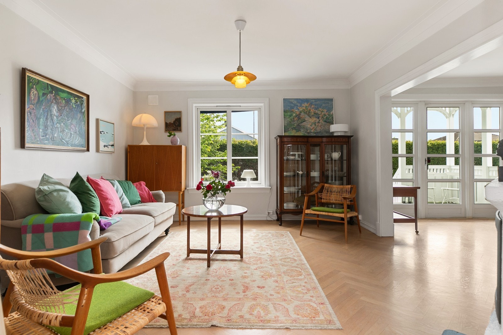 Tidløs stue med flott fiskebensparkett og store vindusflater som slipper inn rikelig med dagslys. Galleribilde