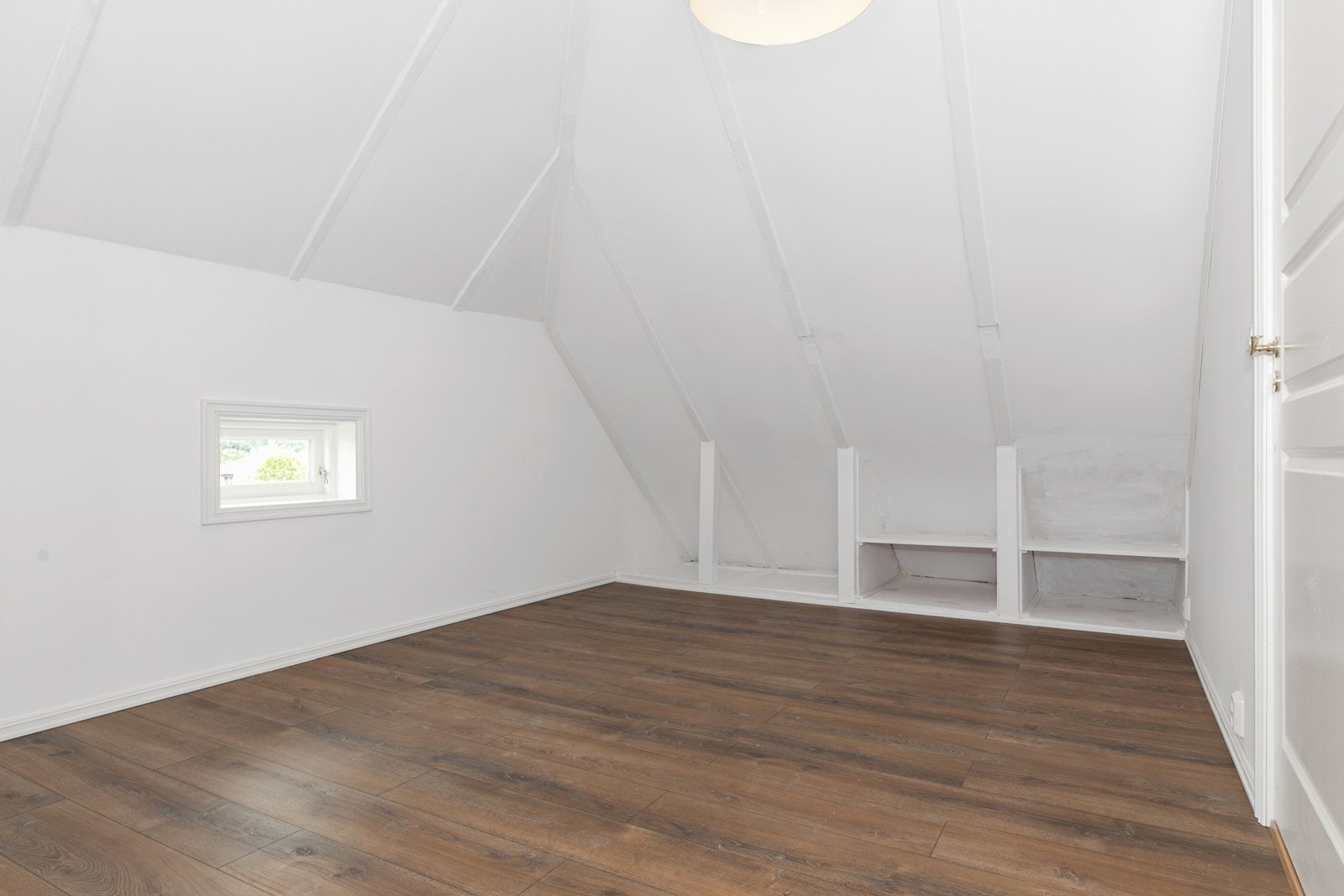 God oppbevaringsplass på loftet. Galleribilde