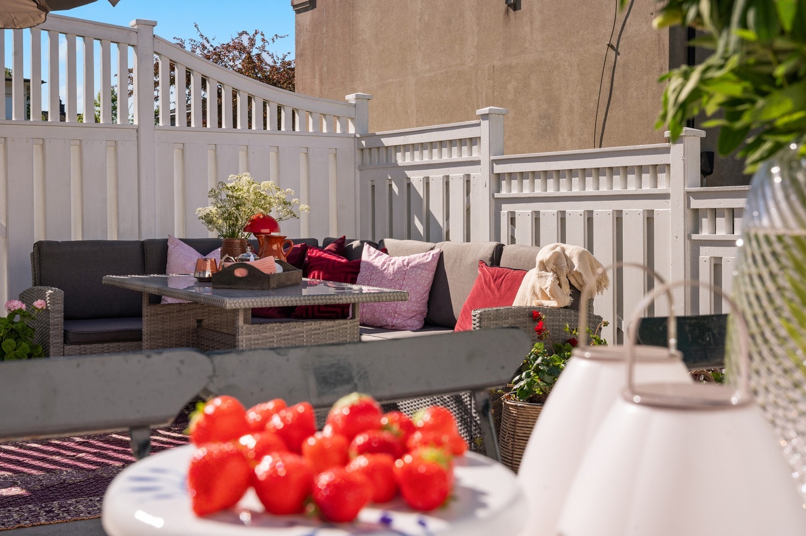 Store uteområder som innbyr til både lek og avslapning Galleribilde