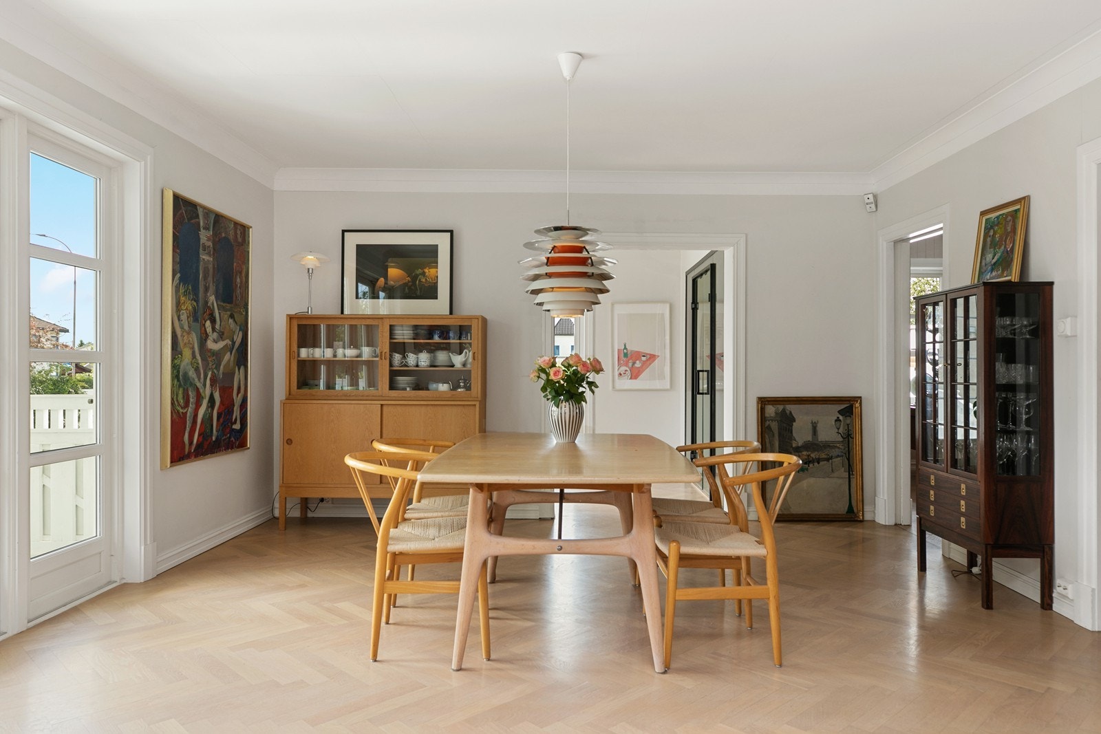 Lys og luftig stue med stilrene overflater og klassiske detaljer - perfekt for både hverdag og selskap. Galleribilde