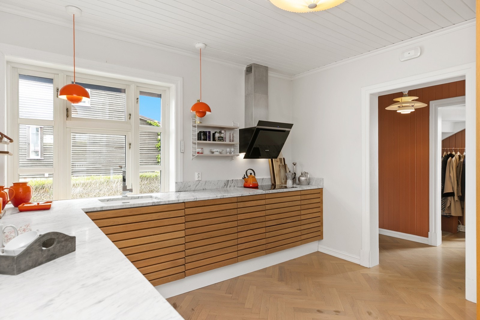 Kvalitetsinnredning med profilerte fronter - et kjøkken som kombinerer funksjon og sti Galleribilde