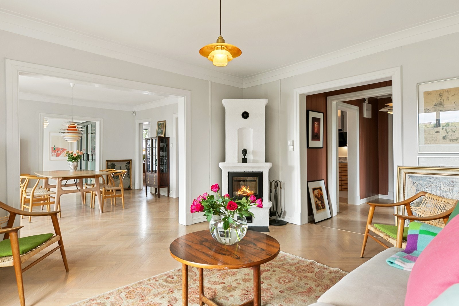 Moderne og elegant uttrykk - stue med god takhøyde og lyse fargetoner. Galleribilde