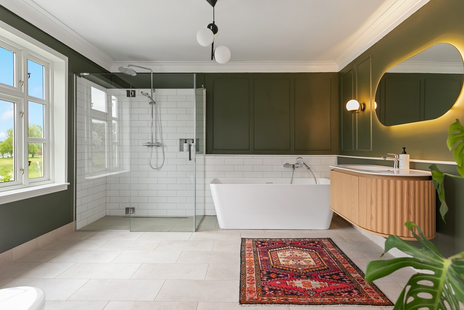 Lekker baderomsløsning med badekar og dusjhjørne - stil og komfort i ett. Galleribilde