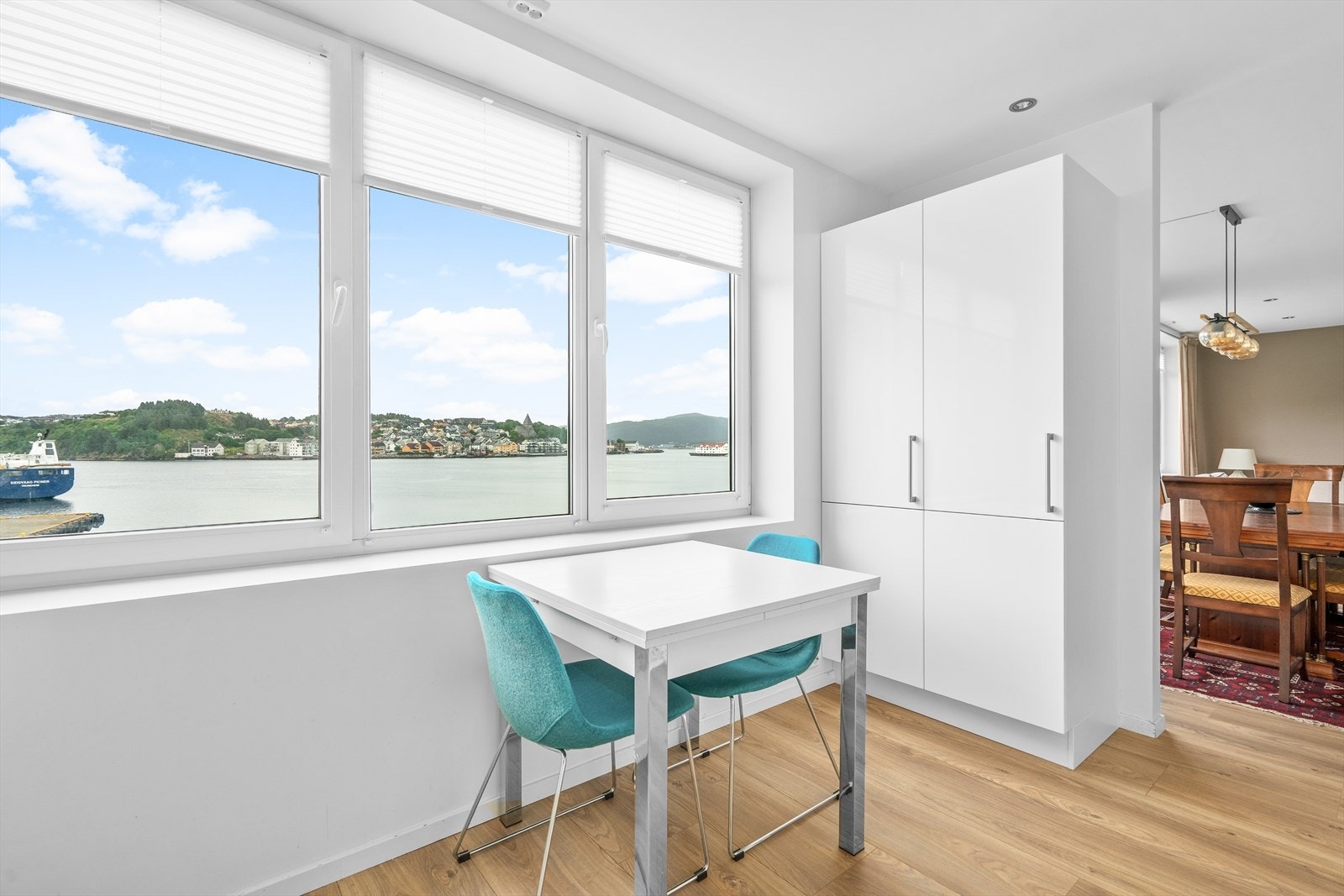 Lys og trivelig spiseplass ved vinduet med fantastisk utsikt over havnebassenget Galleribilde