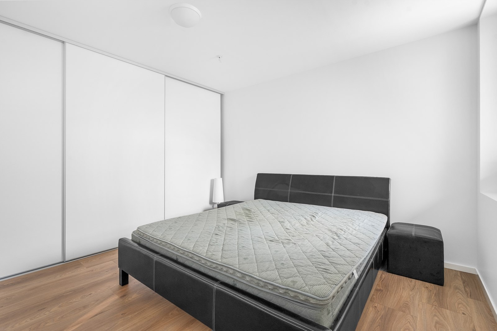 Romslig soverom med store garderobeskap Galleribilde