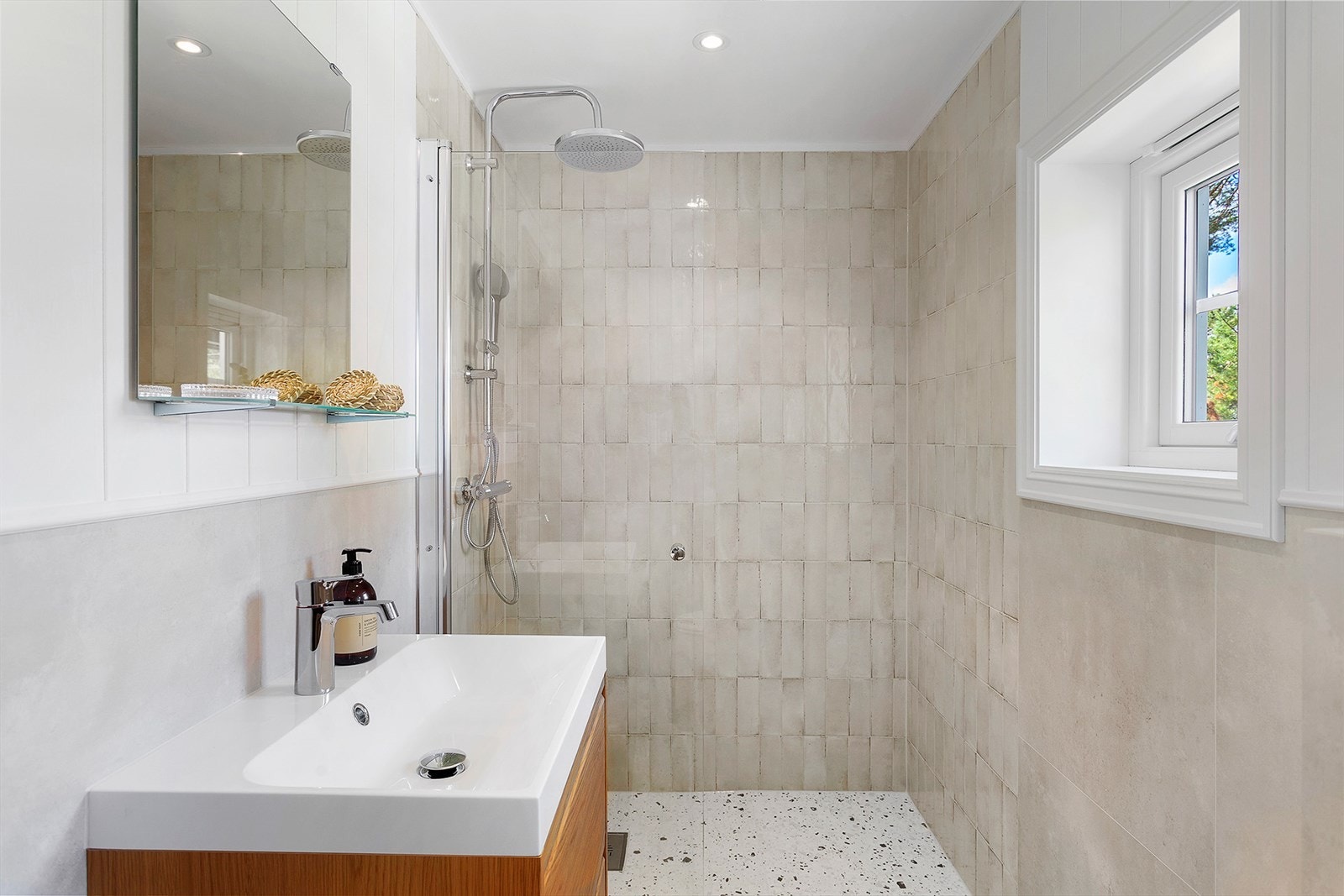 Nytt bad 2025 i samme utførelse som hovedbadet. Også med gulvvarme. Galleribilde