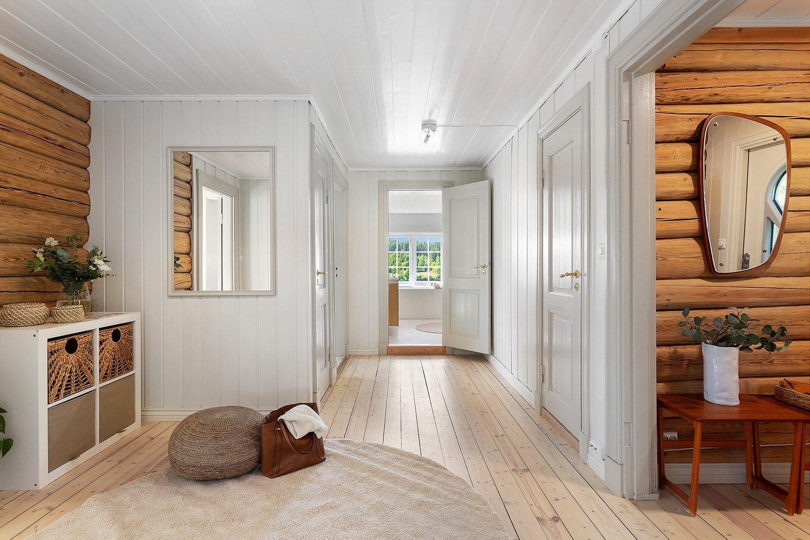 Lys og innbydende entré med god plass til sko og yttertøy. Flott tregulv, synlige bjelker på vegger og lysmalt himling. Galleribilde