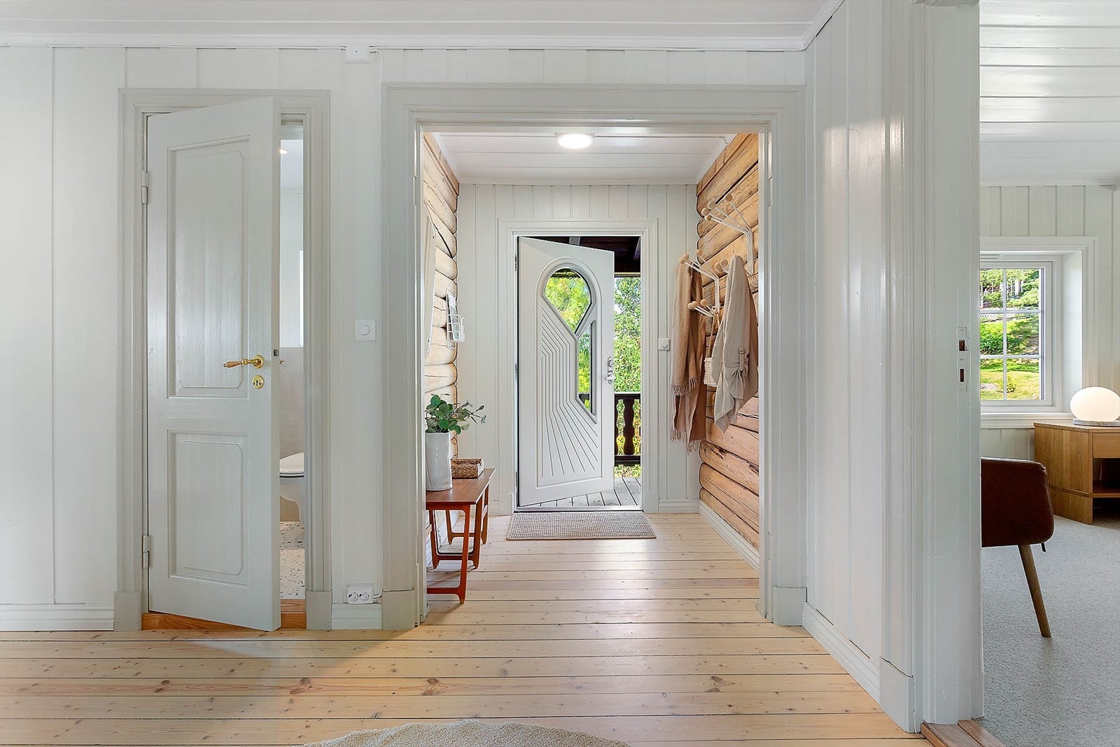 God plass til å henge fra seg yttertøy. Galleribilde